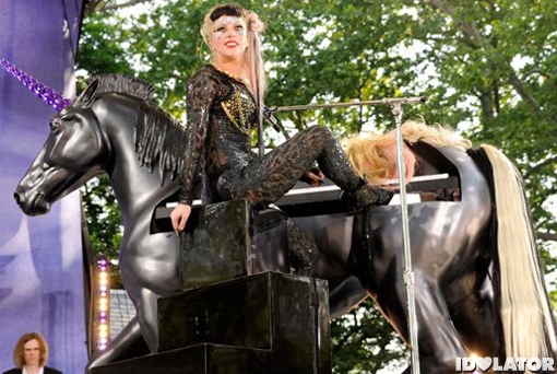 lady-gaga-unicorn-piano-510x342.jpg