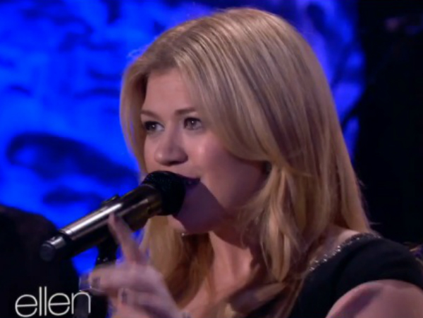 Kelly Clarkson Performs “Catch My Breath” On ‘Ellen