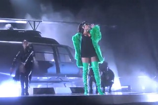 Rihanna Performs 'Bitch Better